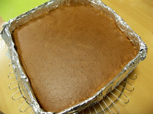 新聞紙の型で作ったカステラ