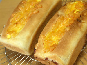 ベーコンオニオンチーズパン