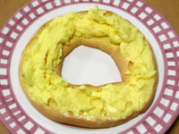 カスタードクリームを乗せる